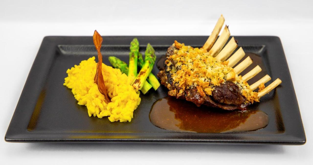 Hotel Transamerica São Paulo Buitenkant foto Rack of lamb with a crust of herbs and a yellow risotto